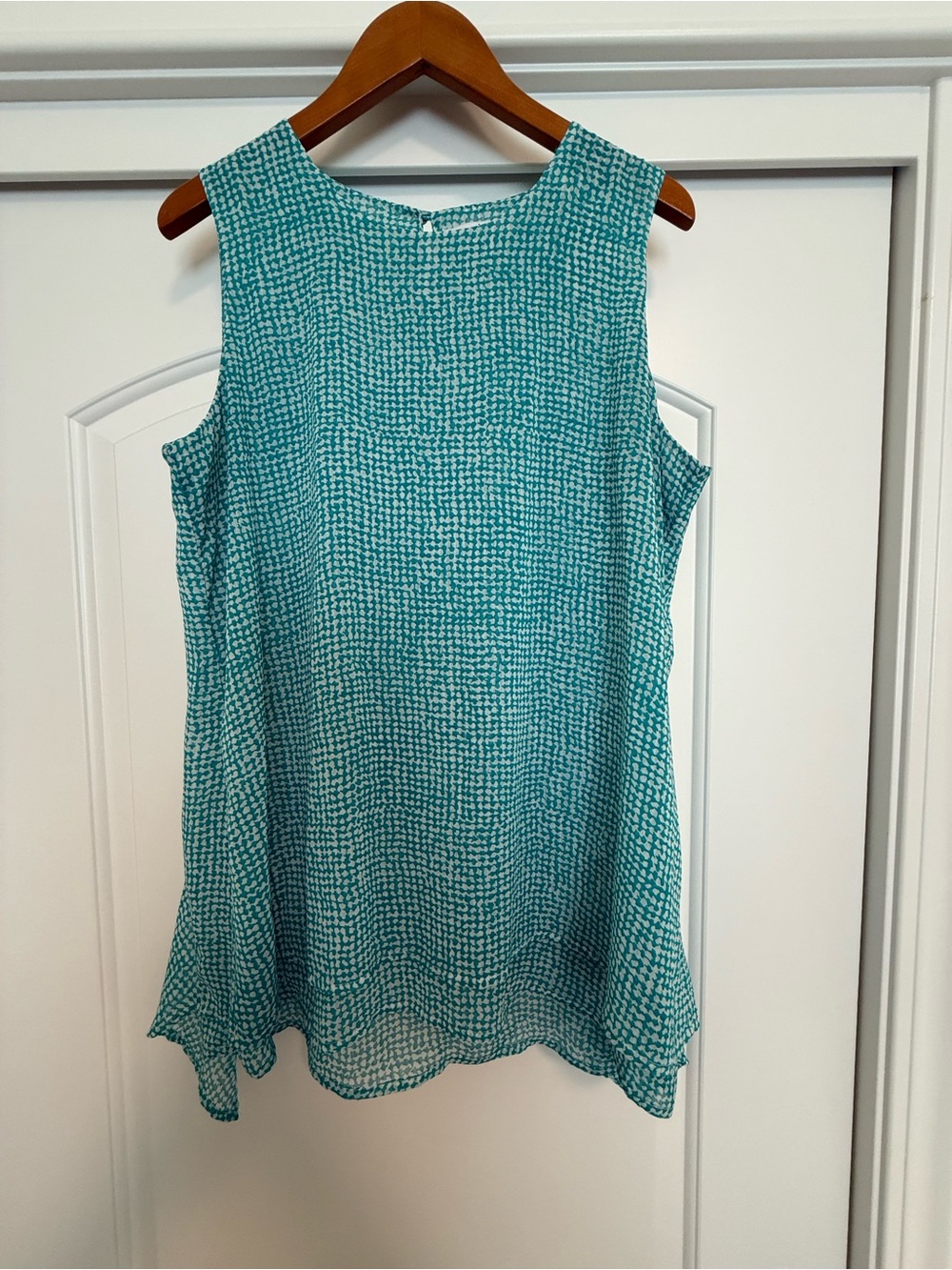 Sleeveless Teal and White Patterned Swing Top